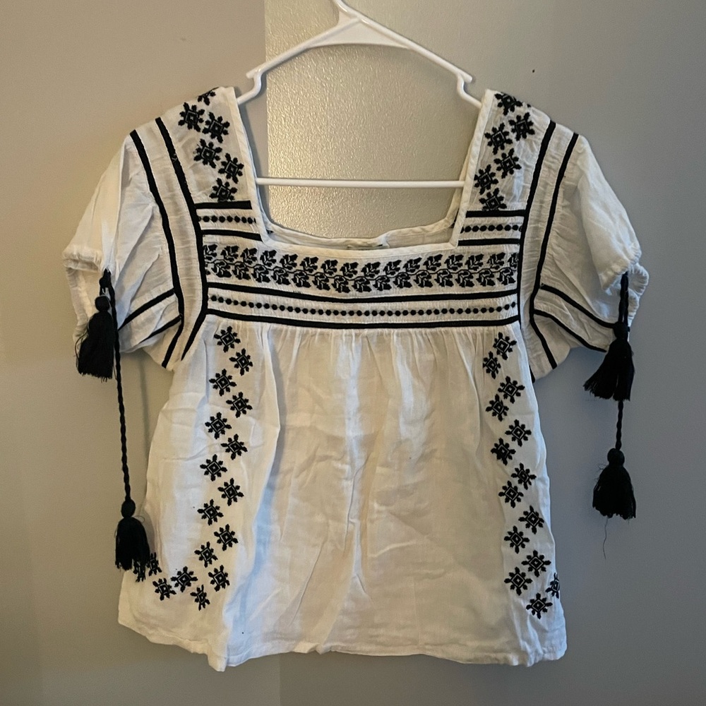 Very cute short sleeve black and white Blouse. From forever 21.